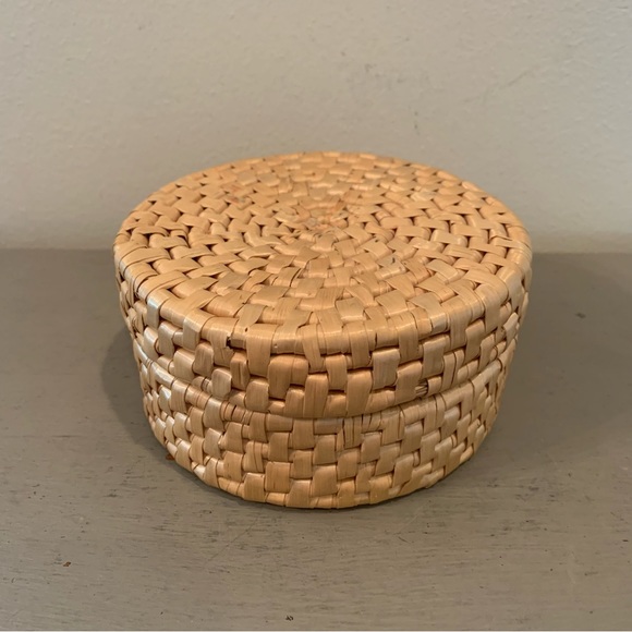 Five Rattan Coaster Set With Container - Picture 3 of 6